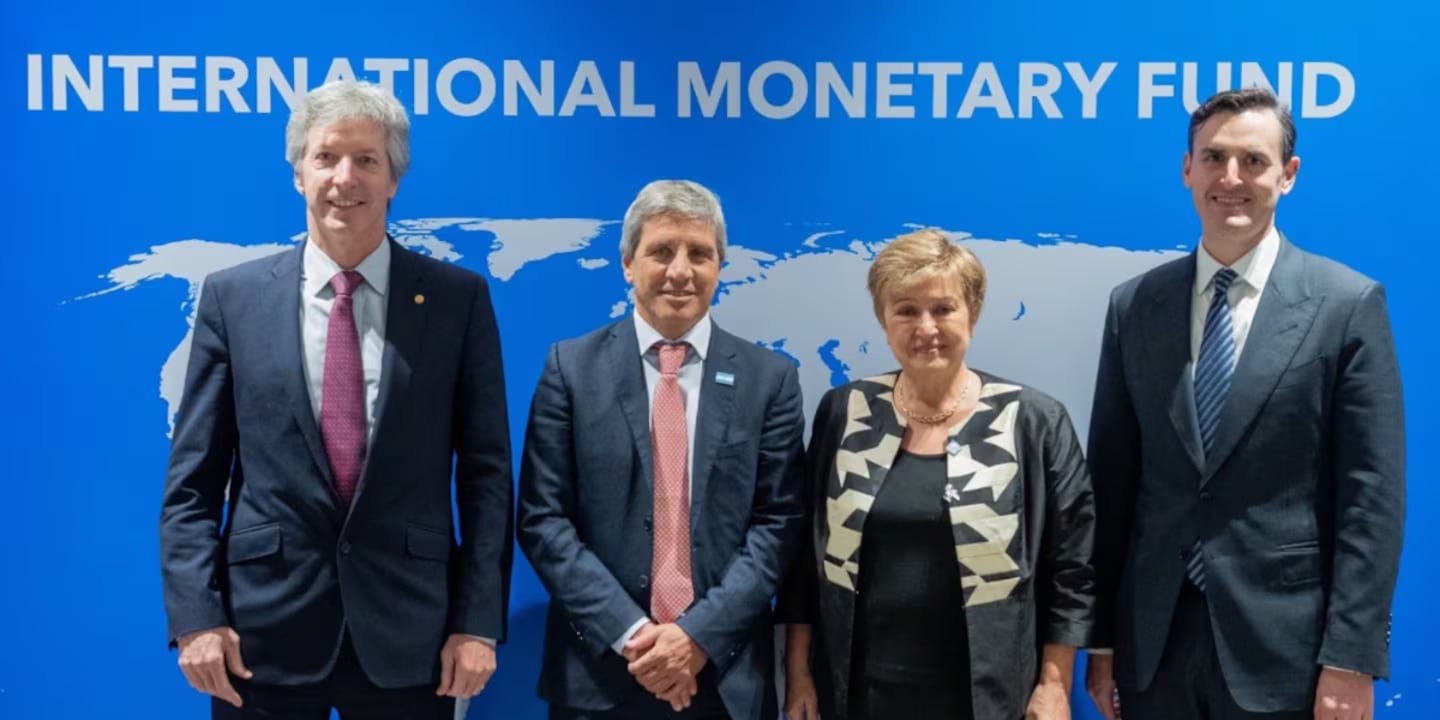 El Gobierno compró más de US$ 15.000 millones en 2026 y ahora enfrenta el desafío de sostener el superávit fiscal