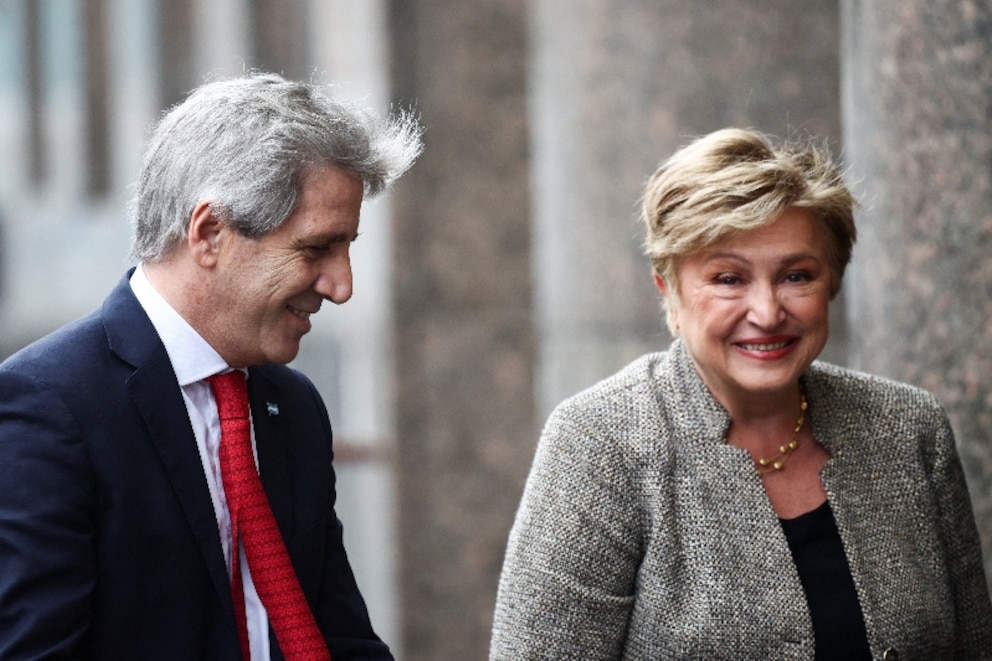 El staff del FMI aprobó la tercera revisión del acuerdo con la Argentina y allanó el camino para un desembolso de USD 900 millones