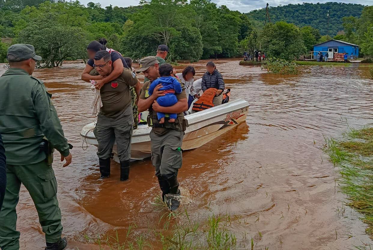 MISIONES | Operativo rescate en San Vicente: asistieron y evacuaron a unas 150 personas tras el desborde del arroyo Guiray