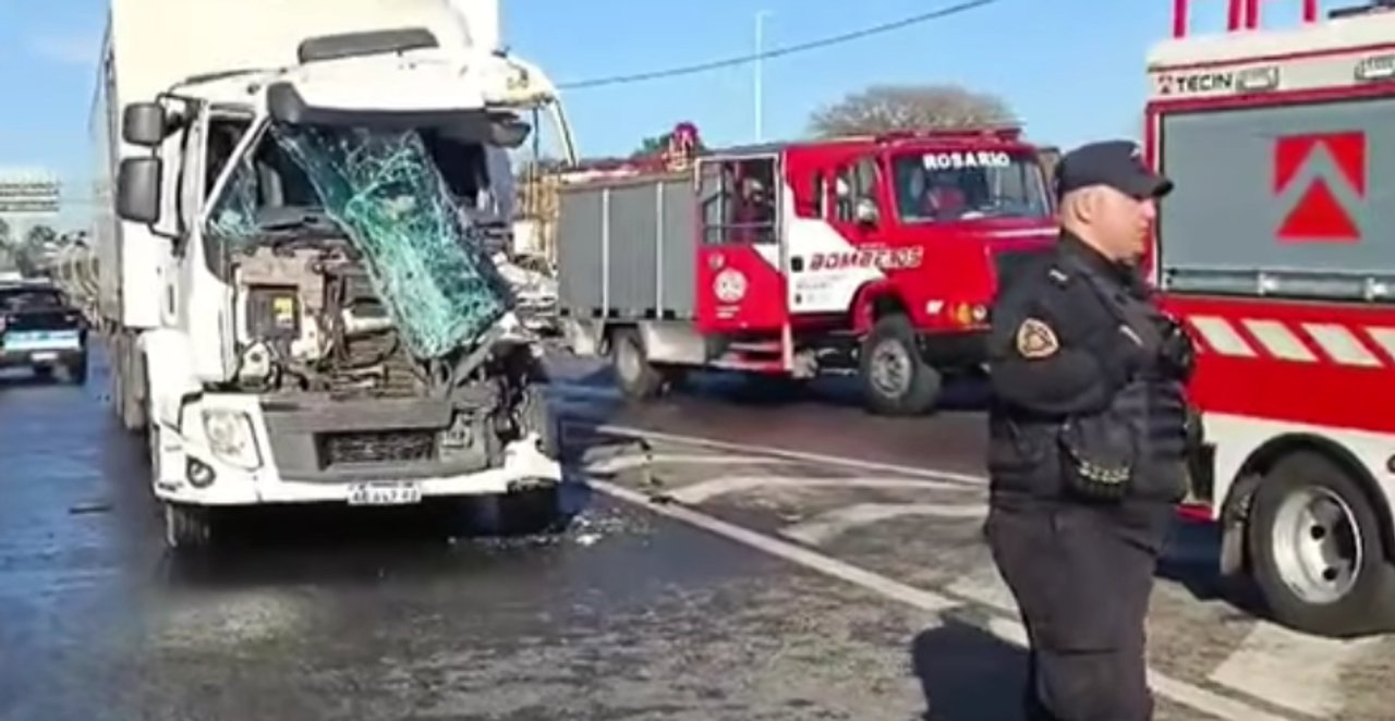 Chocaron dos camiones en Circunvalación: un herido