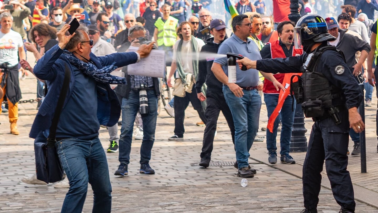 Jornada de caos en Francia: Incendios, saqueos a edificios públicos y más de 800 mil manifestantes en las calles
