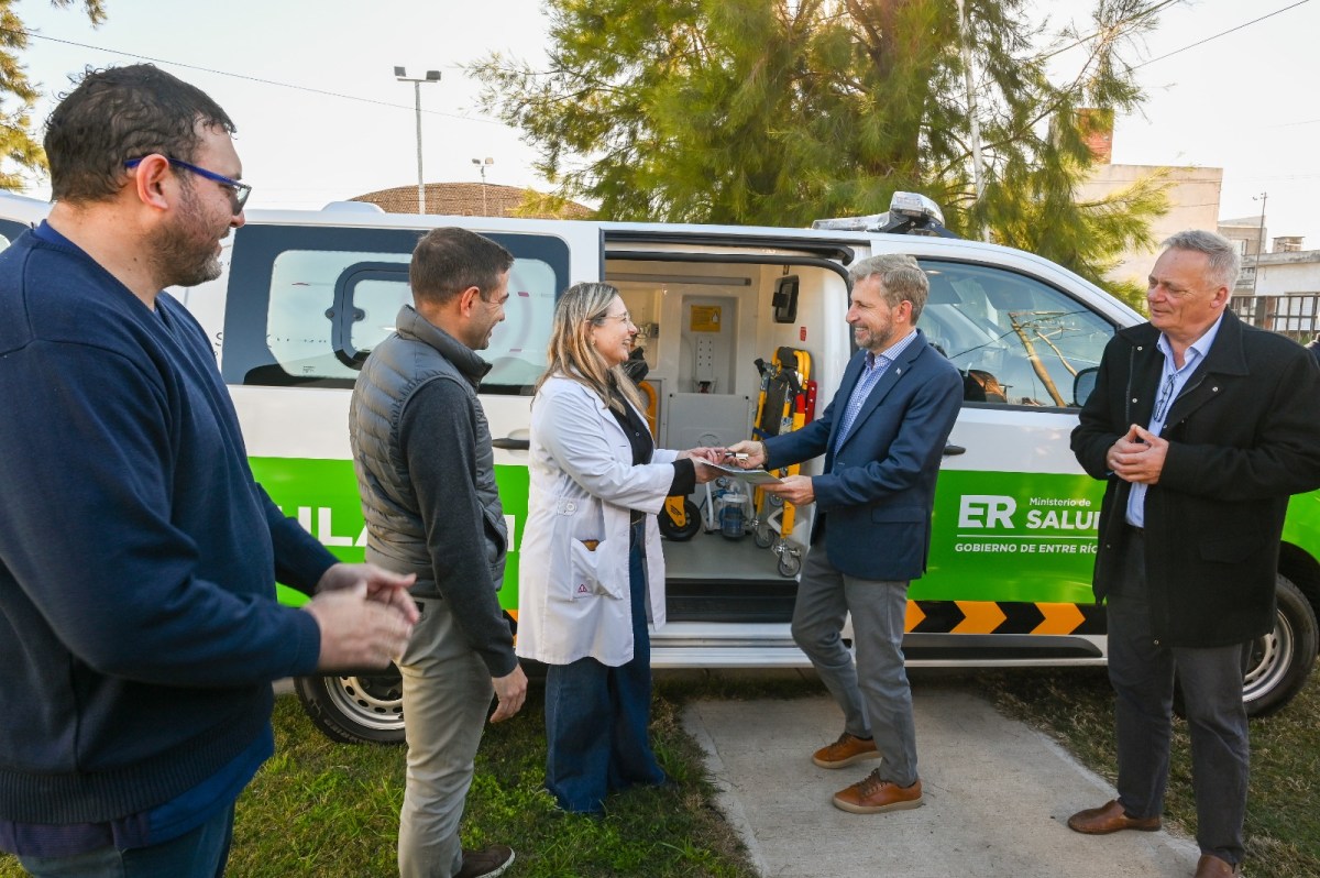 Frigerio entregó una nueva ambulancia al hospital de Viale
